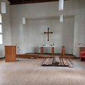 Kirchraum mit Altar und Kreuz